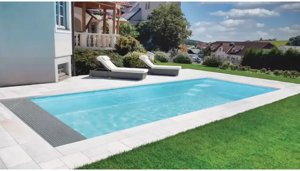 Leisurepools Encore med raka linjer för smala tomter, rektangulär blå pool